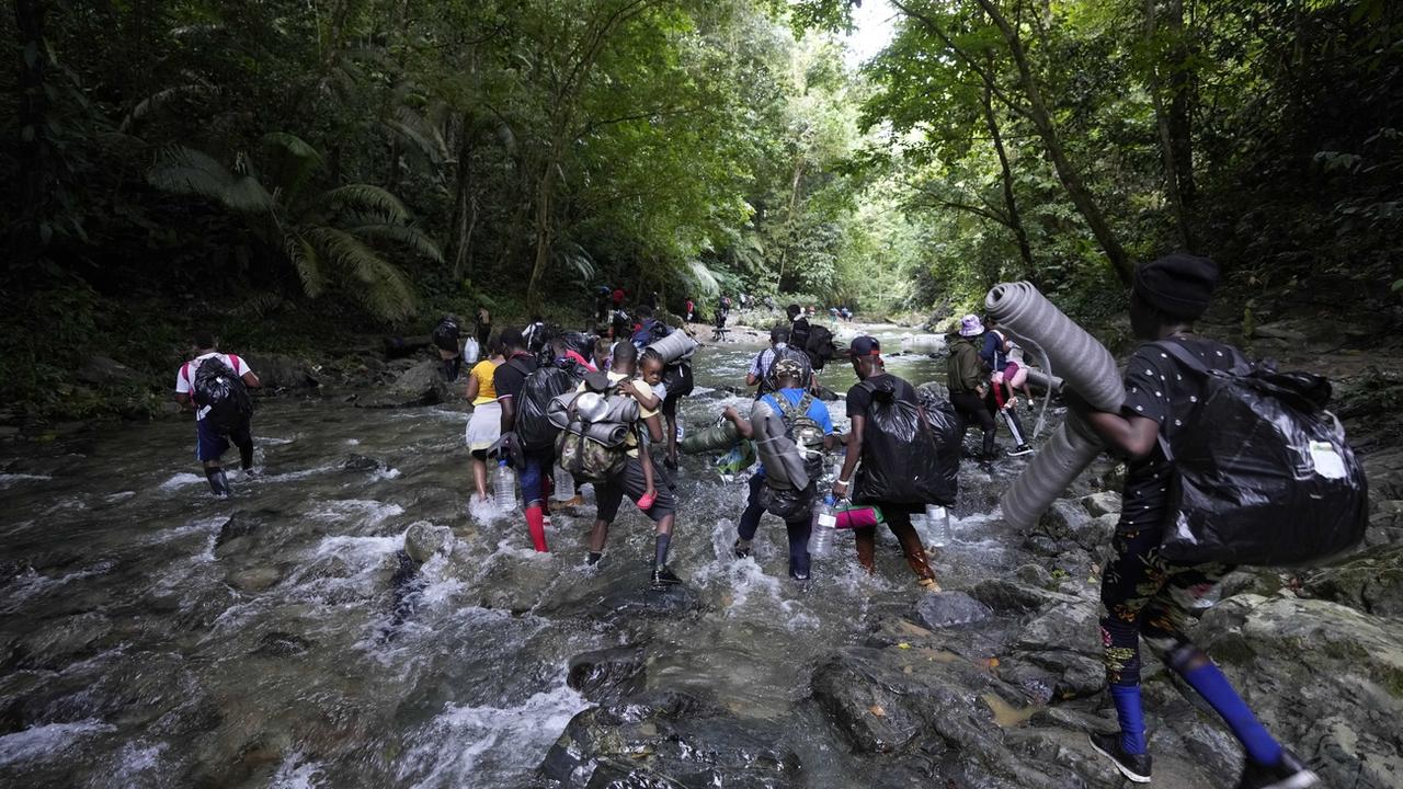Des migrants essaient de traverser la jungle du Darien pour rejoindre le Panama depuis la Colombie. [AP Photo - Fernando Vergara]