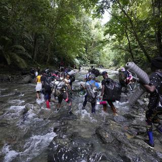 Des migrants essaient de traverser la jungle du Darien pour rejoindre le Panama depuis la Colombie. [AP Photo - Fernando Vergara]