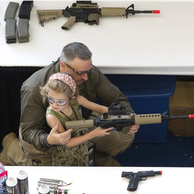 Un enfant tire sur une cible avec un pistolet Airsoft pendant les événements de la Journée de la jeunesse de la NRA, le 5 mai 2013, à Houston. [Keystone]