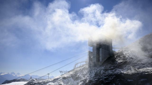 De la fumée s'échappe de l'incendie du restaurant Botta au Glacier 3000. [EPA - Laurent Gillieron]