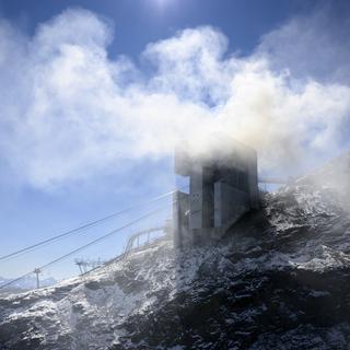 De la fumée s'échappe de l'incendie du restaurant Botta au Glacier 3000. [EPA - Laurent Gillieron]