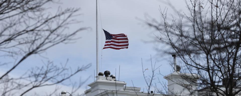 Le drapeau flottant sur la Maison Blanche à Washington est mis en berne le 23 mars 2021 après la tuerie de Boulder au Colorado. [Reuters - Jonathan Ernst]