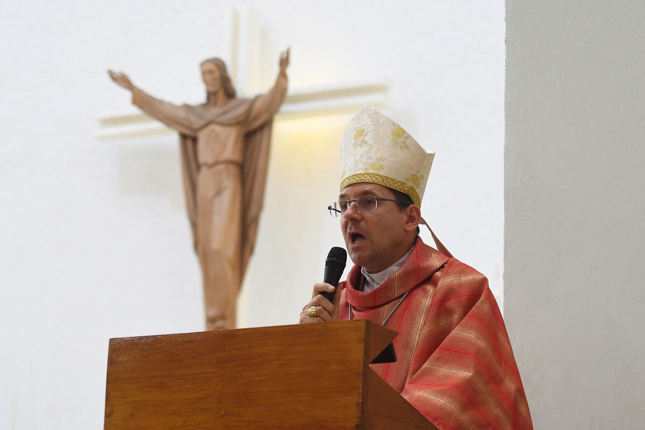 Le nonce apostolique Stanislaw Waldemar Sommertag dirige une messe en demande de justice, de démocratie et de fin de la violence, à la cathédrale métropolitaine de Managua, le 28 juin 2018. [AFP - MARVIN RECINOS]