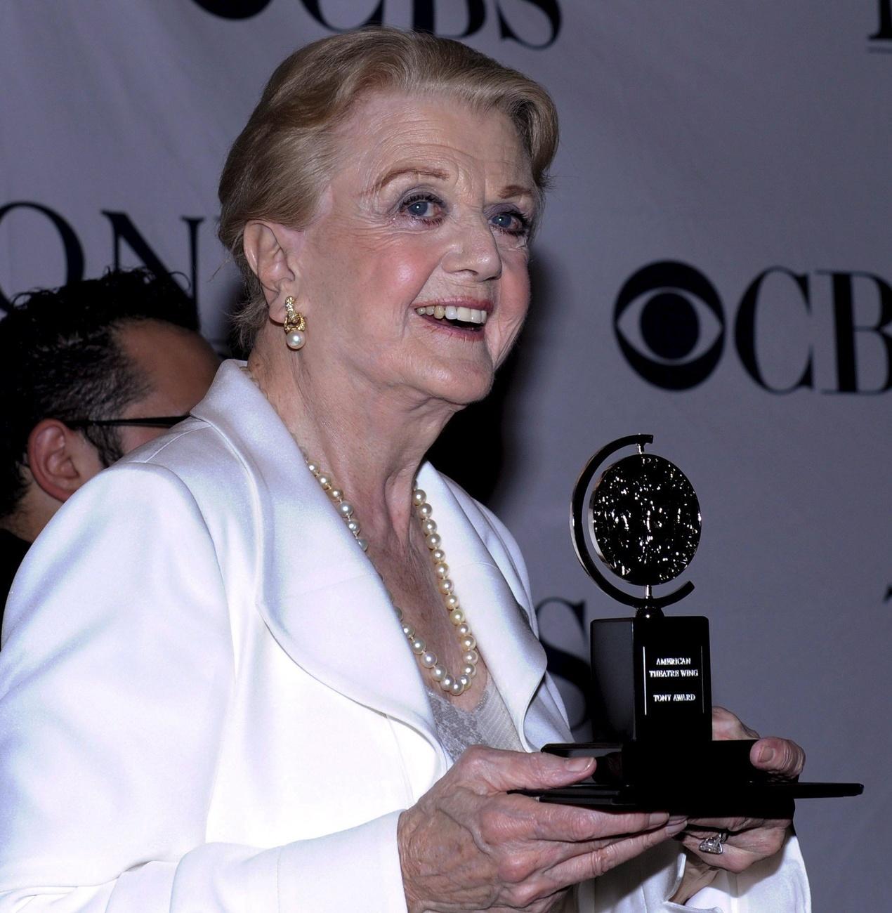 L'actrice britannique Angela Lansbury, après avoir remporté le Tony Award 2009 de la meilleure interprétation par une actrice dans une pièce de théâtre pour sa performance dans "Blithe Spirit" à New York, New York, le 7 juin 2009. [EPA - PETER FOLEY]