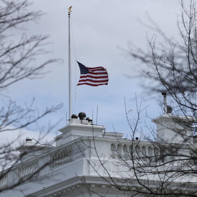 Le drapeau flottant sur la Maison Blanche à Washington est mis en berne le 23 mars 2021 après la tuerie de Boulder au Colorado. [Reuters - Jonathan Ernst]