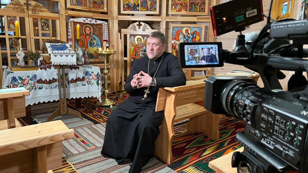 Le prêtre orthodoxe Oleksandr évoque les suicides des soldats ukrainiens, pourtant proscrits par leur religion. [RTS - Raphël Grand]
