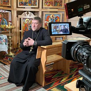 Le prêtre orthodoxe Oleksandr évoque les suicides des soldats ukrainiens, pourtant proscrits par leur religion. [RTS - Raphël Grand]