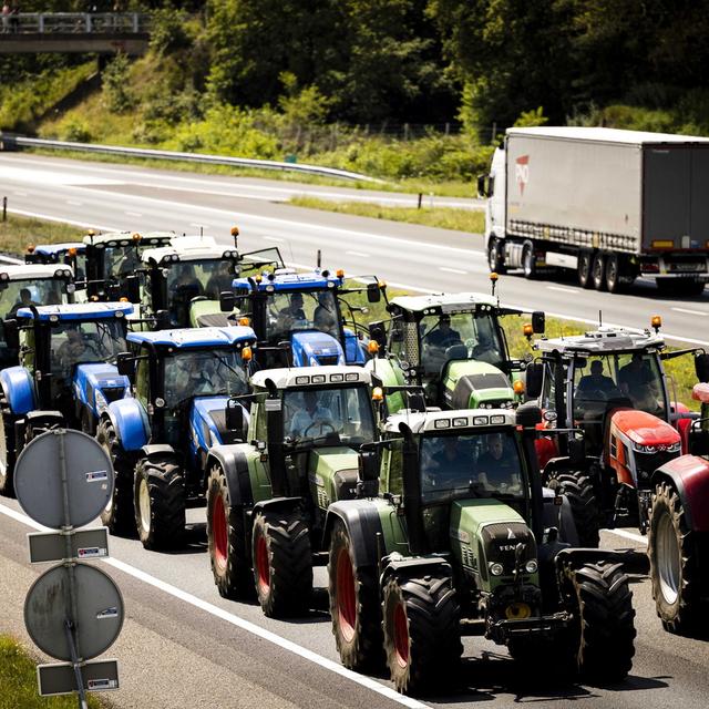 Des agriculteurs néerlandais bloquent une autoroute pour protester contre le gouvernement. [EPA - Rob Engelaar]