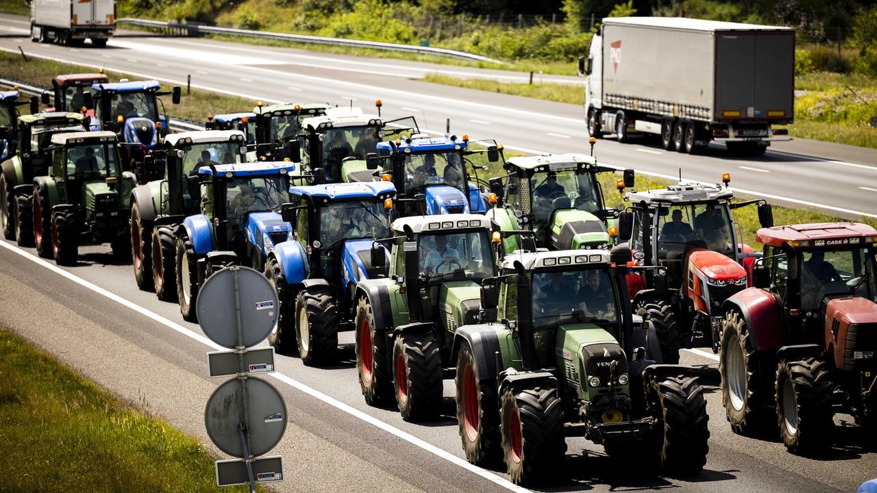 Des agriculteurs néerlandais bloquent une autoroute pour protester contre le gouvernement. [EPA - Rob Engelaar]