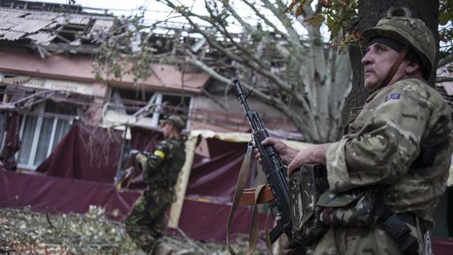 Un soldat de l'armée gouvernementale ukrainienne. [AP Photo - Evgeniy Maloletka]