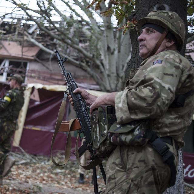 Un soldat de l'armée gouvernementale ukrainienne. [AP Photo - Evgeniy Maloletka]