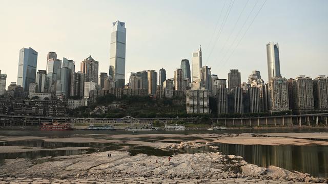 La rivière Jialing, un affluent du fleuve Yangtsé, est asséchée dans la ville de Chongqing à cause de la sécheresse [AFP - Noel Celis]