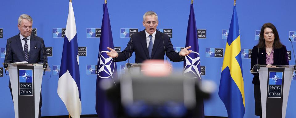 De gauche à droite: le ministre finnois des Affaire étrangères, le secrétaire général de l'Otan Jens Stoltenberg et la ministre suédoise des Affaire étrangères Ann Linde, le 24 janvier 2022. [AP Photo - Olivier Matthys]