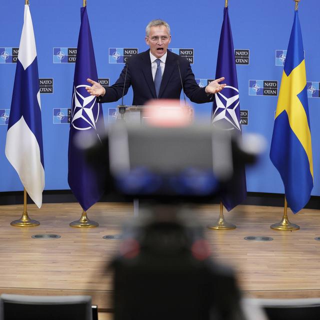 De gauche à droite: le ministre finnois des Affaire étrangères, le secrétaire général de l'Otan Jens Stoltenberg et la ministre suédoise des Affaire étrangères Ann Linde, le 24 janvier 2022. [AP Photo - Olivier Matthys]