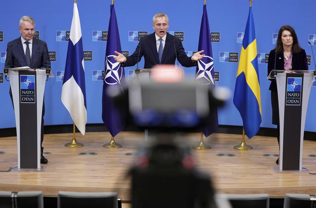 De gauche à droite: le ministre finnois des Affaire étrangères, le secrétaire général de l'Otan Jens Stoltenberg et la ministre suédoise des Affaire étrangères Ann Linde, le 24 janvier 2022. [AP Photo - Olivier Matthys]