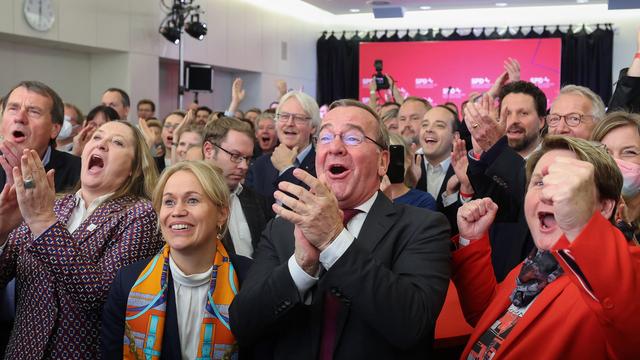 Boris Pistorius, au centre, ministre de l'Intérieur de Basse-Saxe, membre du Parti social-démocrate (SPD), et des partisans réagissent après les résultats des premiers sondages , le 9 octobre 2022. [AFP - RONNY HARTMANN]