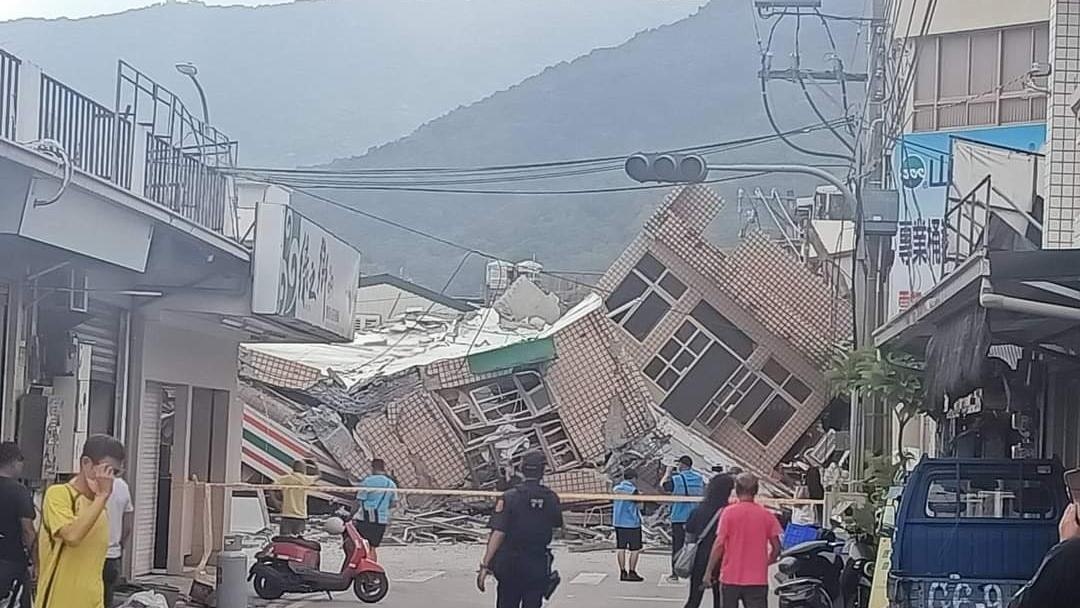 Bâtiments effondrés à Taïwan à cause d'un violent séisme. [TWITTER - TAIWAN MAG]