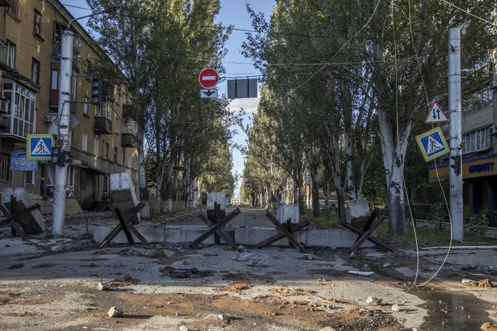 Des dispositifs anti-chars bloquent les rues du centre-ville de Bakhmut alors que les combats entre les forces ukrainiennes et les troupes russes s'intensifient pour le contrôle de la ville. [AFP - Narciso Contreras]