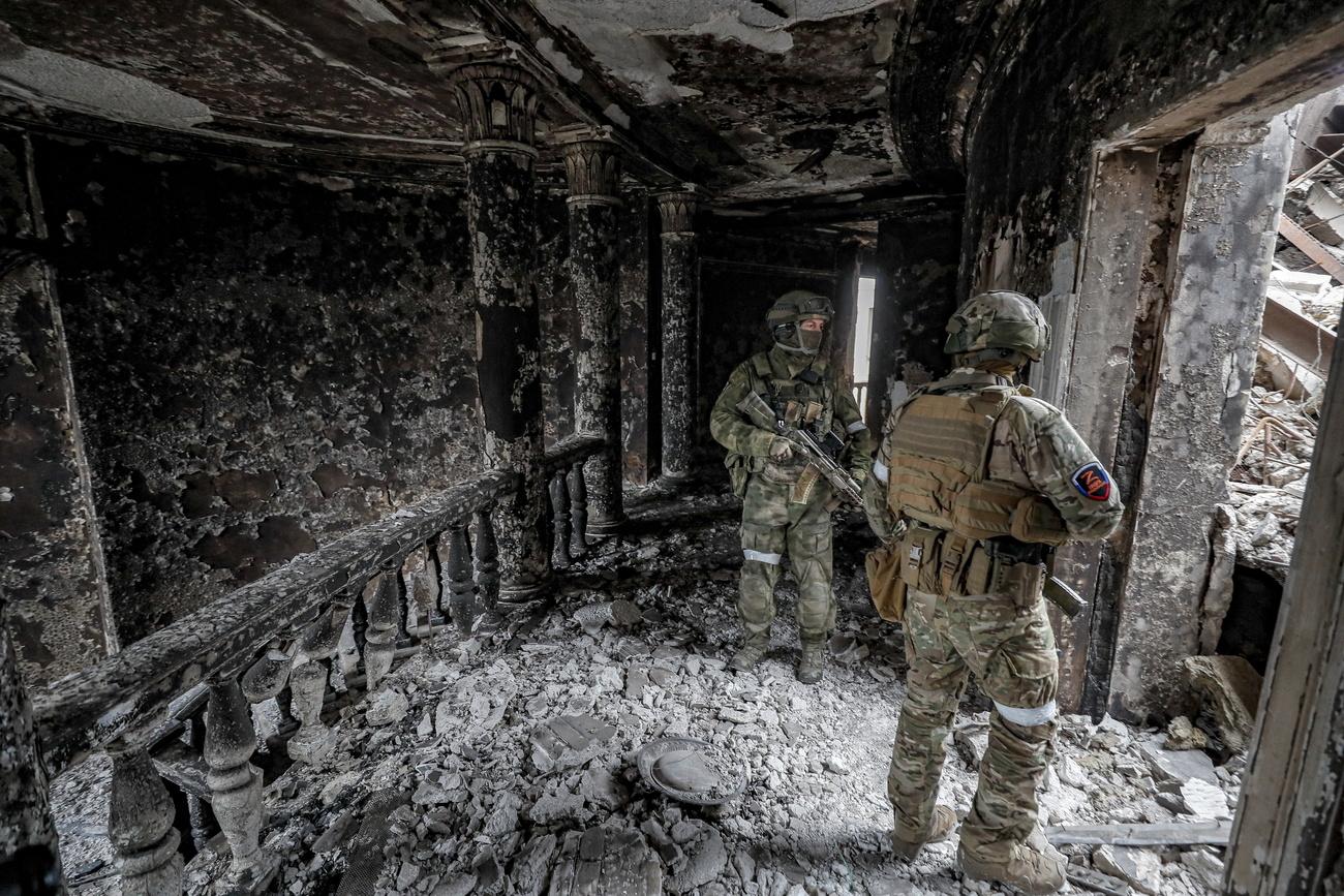 Des soldat russes dans les ruines d'un théâtre de Marioupol. [EPA - Sergei Ilinitsky]