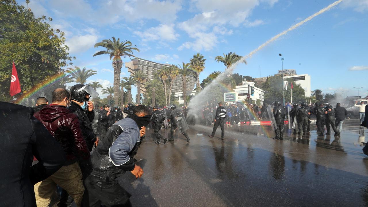 Une manifestation anti-Saied a été dispersée à coups de lacrymogènes et canons en Tunisie. [EPA - Mohamed Messara]