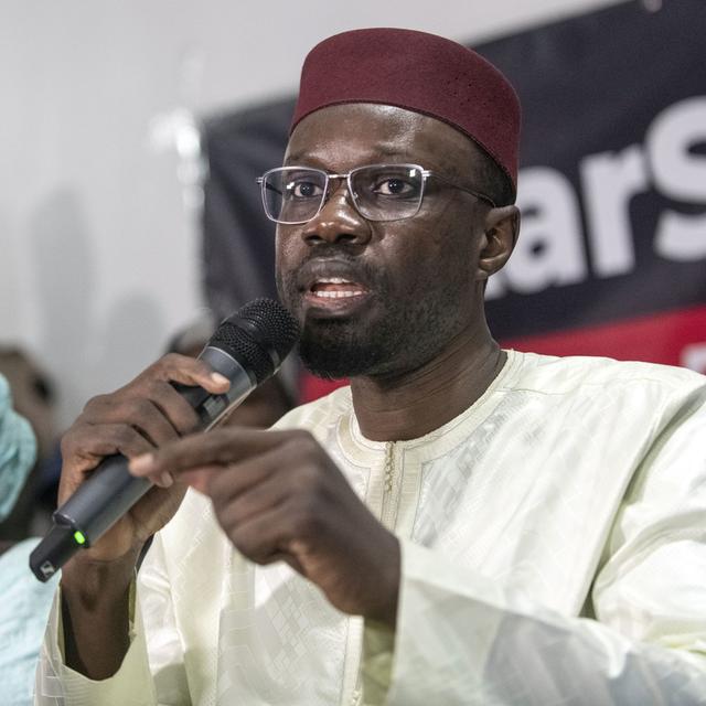 Le chef de l'opposition sénégalaise, Ousmane Sonko, s'adresse aux journalistes après avoir été libéré de sa garde à vue à Dakar, au Sénégal, le lundi 8 mars 2021. [AP - Sylvain Cherkaoui]