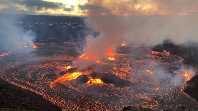 Le volcan Kilauea dans l'archipel américain d'Hawaï, l'un des plus actifs de la planète, est entré en éruption mercredi [US Geological Survey/AFP]