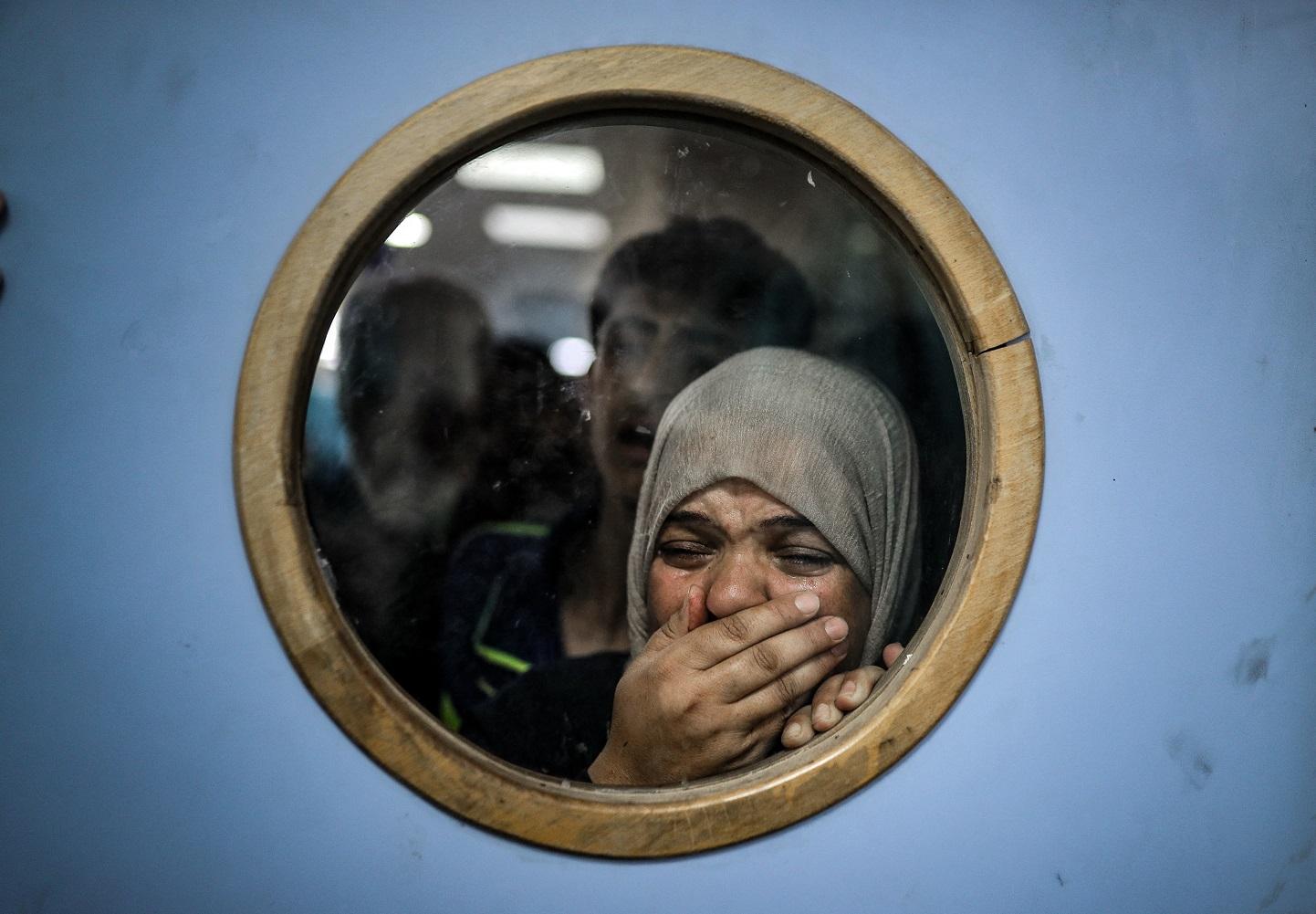 Une femme en pleurs et choquée à l'hôpital Nasser de Khan Younès, à Gaza, où les combats se poursuivent vendredi. [AFP - Belal Khaled]