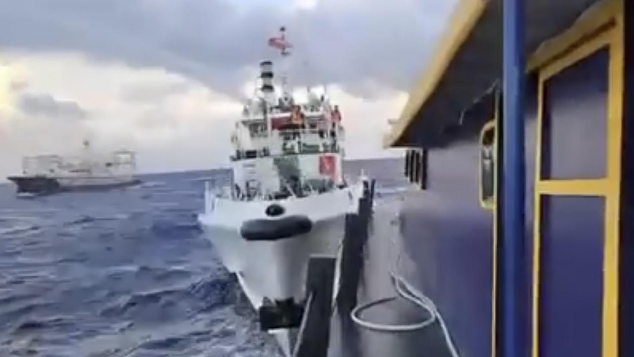Sur cette image issue d'une vidéo fournie par les garde-côtes philippins, un navire des garde-côtes chinois éperonne le bateau de ravitaillement Unaizah Mae 1 de la marine philippine alors qu'il s'approche du Second Thomas Shoal, connu localement sous le nom d'Ayungin Shoal, dans la mer de Chine méridionale contestée, le dimanche 10 décembre 2023. [AP Photo - Philippine Coast Guard]