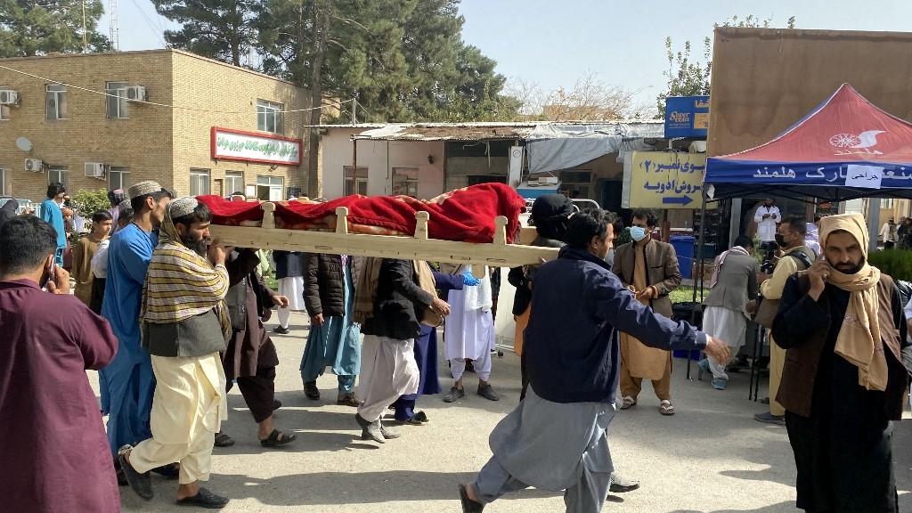 Une personne blessée est transportée à l'hôpital sur un brancard, après le séisme du 15 octobre à Hérat, en Afghanistan. [AFP]