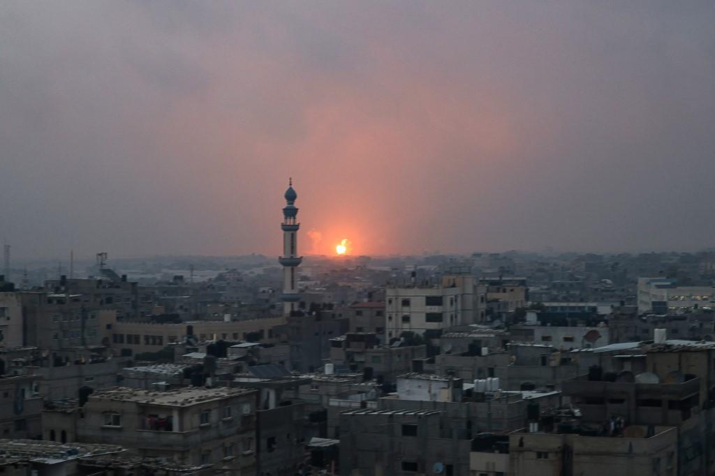 Cette photo prise à Rafah dans le sud de la bande de Gaza le 5 décembre 2023 montre une explosion à Khan Younès alors que les combats entre Israël et les militants du Hamas se poursuivent. [AFP - Mohammed Abed]