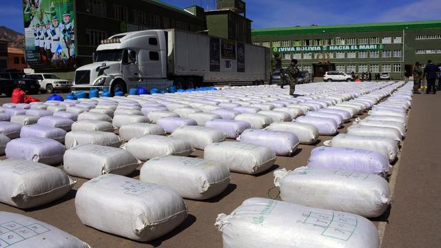 La Bolivie a saisi 9,2 tonnes de feuilles de coca en provenance du Pérou sous la forme de près de 800 ballots, a annoncé le ministère de l'Intérieur. [AFP - BOLIVIA'S MINISTRY OF GOVERNMENT]