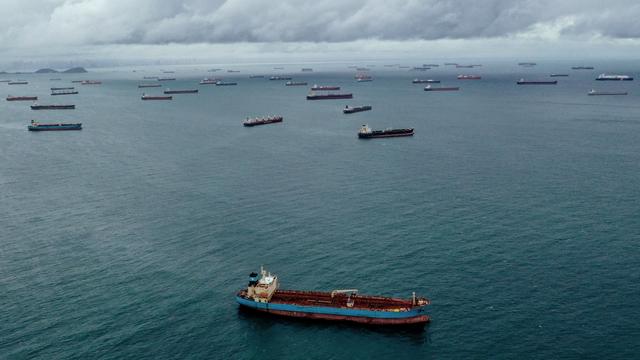 Depuis le 30 juillet, le nombre de navires autorisés chaque jour au canal de Panama a diminué de 40 à 32, créant des embouteillage de cargos de part et d'autre du canal. [AFP - Luis Acosta]