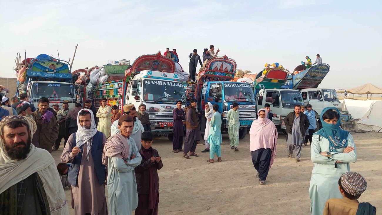 Des réfugiés afghans sont transférés dans des camps de rétention après l'expiration du délai fixé par le gouvernement pakistanais pour expulser les immigrés sans papiers, près de la frontière afghane à Chaman, au Pakistan, le 1er novembre 2023. [EPA - Akhter Gulfam]