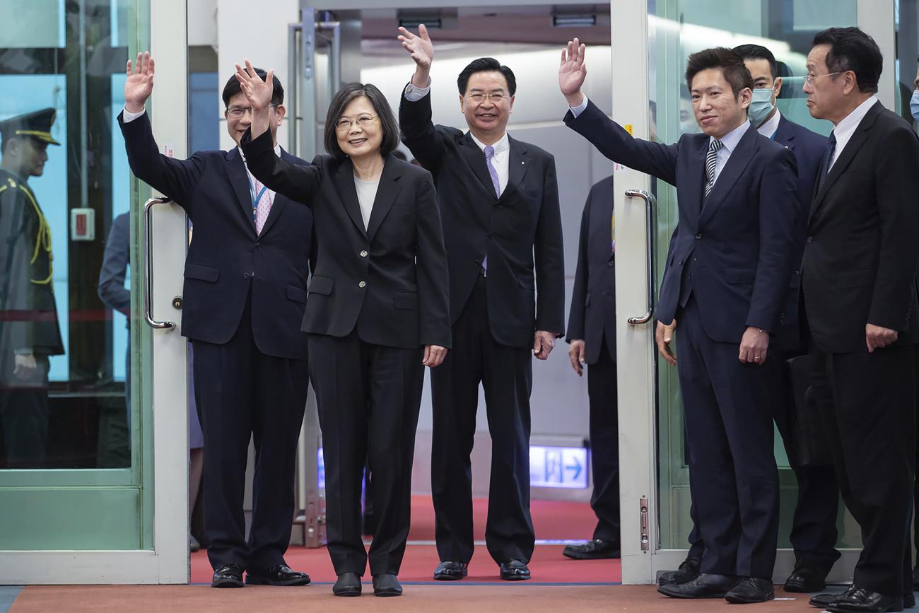 La présidente de Taïwan Tsai Ing-wen (au centre) avant d'embarquer pour sa tournée sur le continent américain. [AP - Taiwan Presidential Office]