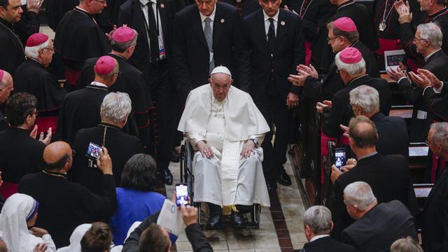 A 86 ans, le pape apparaît plus fatigué et ses douleurs au genou l'obligent à se déplacer en chaise roulante. [AFP - LARS HAGBERG]