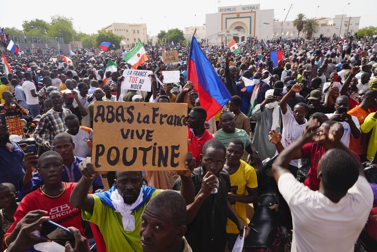 Manifestation à Niamey, au Niger, le dimanche 30 juillet 2023. Les troupes françaises, forcées de quitter le Niger, étaient considérées comme essentielles dans le cadre des efforts menés par l'Occident pour lutter contre la violence djihadiste au Sahel. [AP Photo - Sam Mednick]