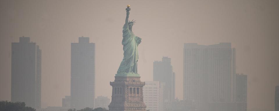 La skyline emblématique de New York est noyée dans la fumée des incendies de forêt dans la province du Québec, au Canada. [AFP - Ed Jones]