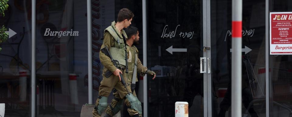 A Kiryat Shmona, au nord d'Israël, les résidents ont laissé place aux jeunes soldats qui patrouillent. [Keystone - Atef Safadi]