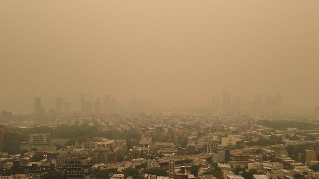 Une vue aérienne au-dessus de Brooklyn et Manhattan. Ce 6 juin, la ville de New York est couverte d'un épais brouillard orange causé par les incendies au Canada [Keystone - Justin Lane]