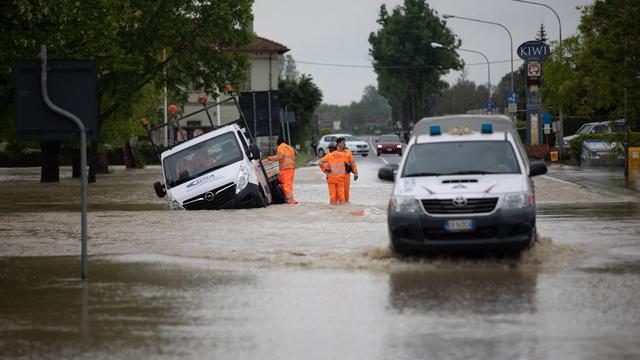 Des secouristes se tiennent près d'un camion à Castel Bolognese, dans la province de Ravennes (Italie), où les inondations ont rendu les routes impraticables [AFP - STRINGER / ANSA]