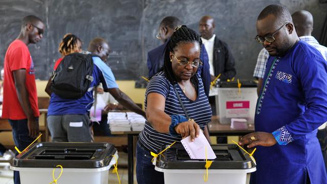 Une citoyenne gabonaise vote lors du scrutin du 26 août 2023, pour choisir notamment son président. [KEYSTONE]