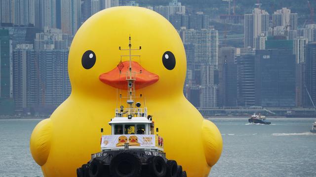 Le canard géant de l’artiste néerlandais Florentijn Hofman a fait son retour vendredi 6 juin 2023 dans la baie de Hong Kong [AFP - WANG SHEN]