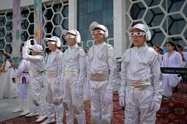 Des enfants attendent l'arrivée du président turkmène Serdar Berdymukhammedov avant l'inauguration d'un centre médical pour enfants dans la nouvelle ville d'Arkadag, le 29 juin 2023. [AFP - NATALIA KOLESNIKOVA]