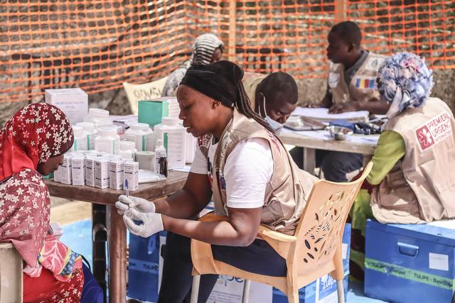 Une membre d'ONG prodigue les premiers soins à une enfant, à Koufroun (Tchad), à la frontière avec le Soudan [APF - GUEIPEUR DENIS SASSOU]