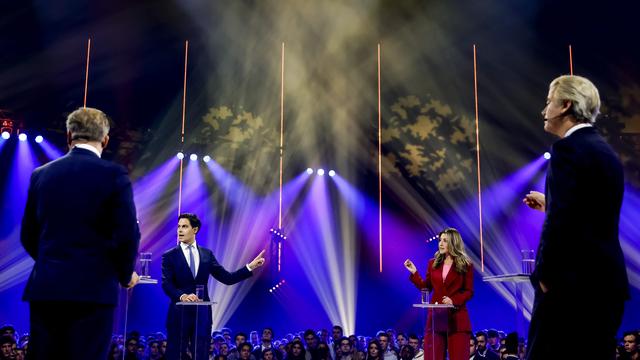 Les chefs de parti, de gauche à droite: Pieter Omtzigt (NSC), Rob Jetten (D66), Dilan Yesilgöz (VVD) et Geert Wilders (PVV) lors du débat électoral "L'avenir des Pays-Bas" à Ahoy à Rotterdam [ANP VIA AFP - Koen Van Weel]