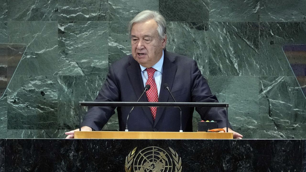 Le secrétaire général de l'ONU Antonio Guterres à la tribune des Nations Unies le lundi 18 septembre 2023. [Keystone - Richard Drew]