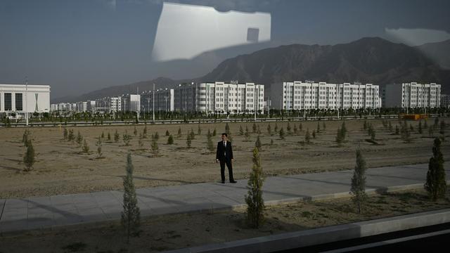 Vue sur "Arkadag", nouvelle ville du Turkménistan, depuis le bus qui transporte les journalistes conviés à l'inauguration, fin juin 2023. [AFP - NATALIA KOLESNIKOVA]