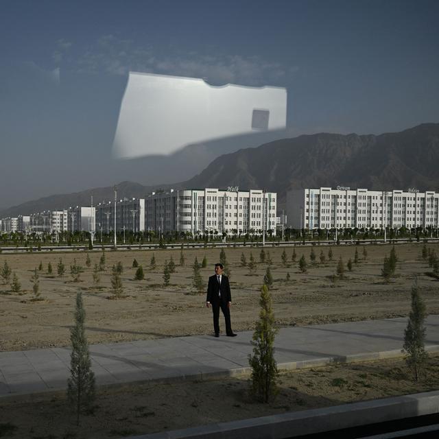 Vue sur "Arkadag", nouvelle ville du Turkménistan, depuis le bus qui transporte les journalistes conviés à l'inauguration, fin juin 2023. [AFP - NATALIA KOLESNIKOVA]