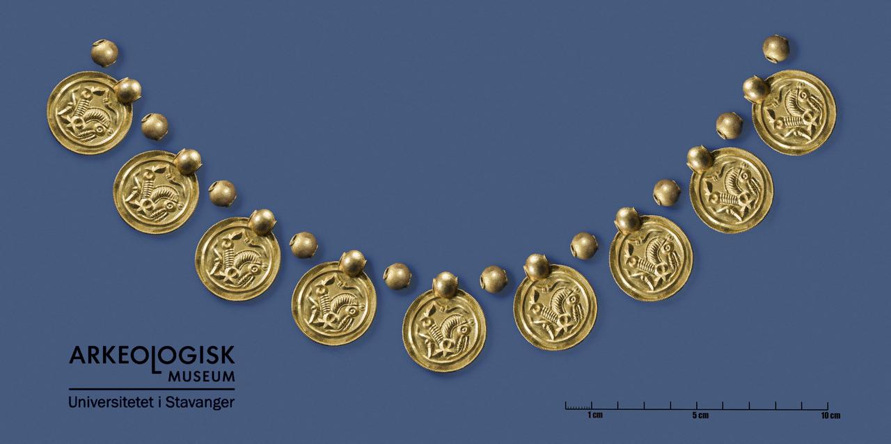 Le luxueux collier daterait aux alentours de 500 après Jésus-Christ, à une époque de grandes migrations des peuples en Europe. [Museum of Archaeology and the University of Stavanger (UiS) /NTB/AFP - Theo Eli Gil Bell]