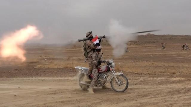 Une photo diffusée par le centre médiatique des Houthis montre des combattants Houthis participant à une manœuvre militaire pour exprimer leur solidarité avec le peuple palestinien dans la banlieue de Sana'a, Yémen, 29 octobre 2023. [EPA - Houtis media center]